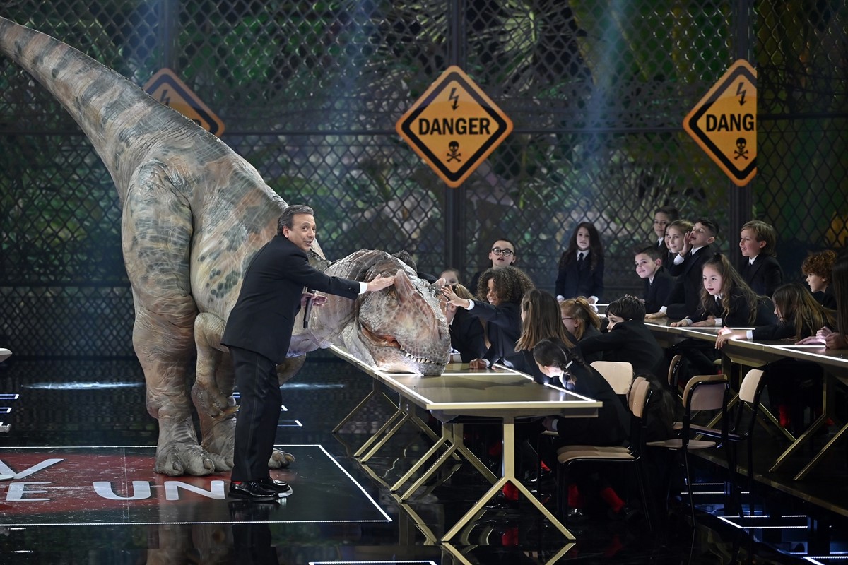 La TV dei 100 e Uno premiered on Canale 5 with 2mln viewers